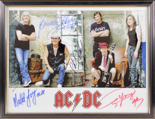 Фотография с автографами участников легендарной рок-группы AC/DC: Ангуса Янга, Малькольма Янга, Фила Радда, Клиффа Уильямса и Брайана Джонсона.